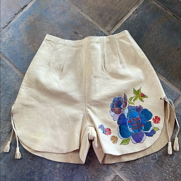 Vintage white leather hand painted shorts - Picture 2 of 9